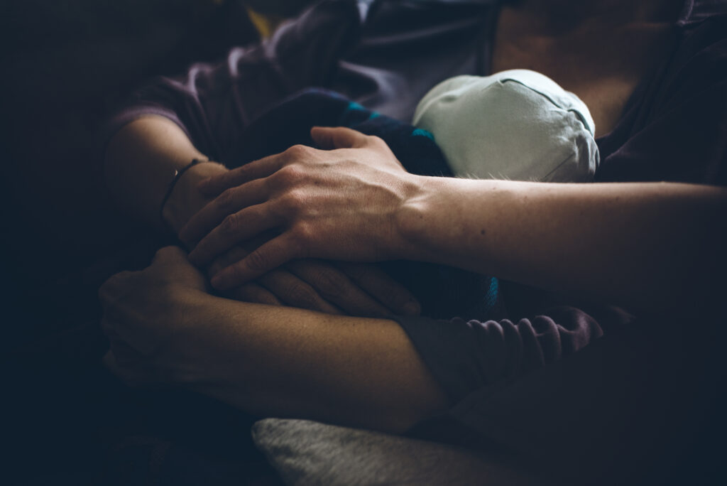 Hände am Baby – bindungsorientierte EEH-Begleitung