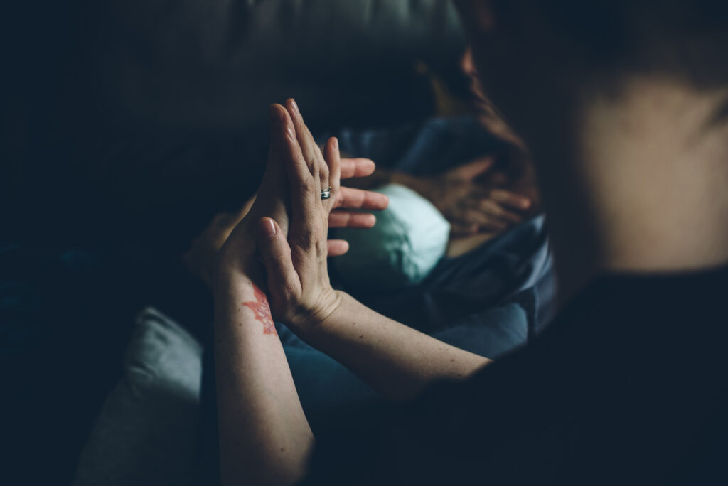 Hände berühren sich – Nähe in der psychologischen Beratung