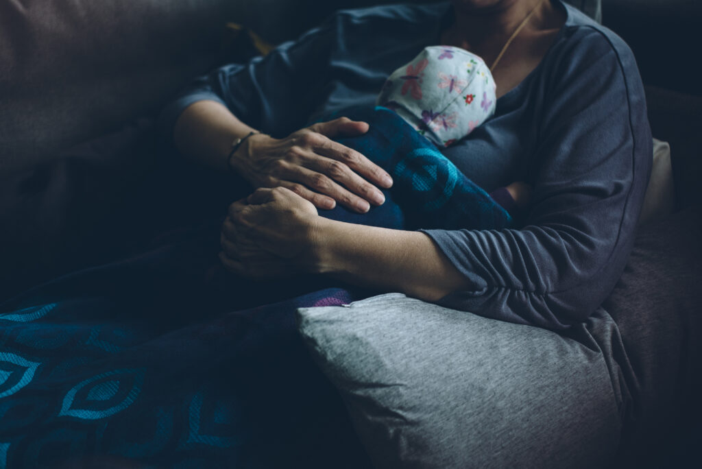 Bindungsorientierte Schlafberatung in Wien – Mutter hält Baby